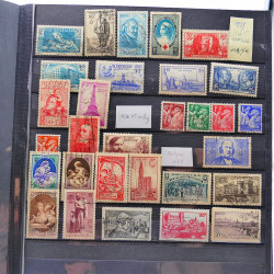 Lot massif de timbres de France oblitérés en 12 albums.