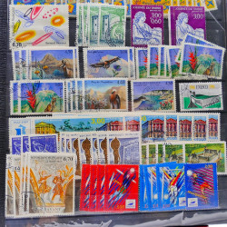 Lot massif de timbres de France oblitérés en 12 albums.