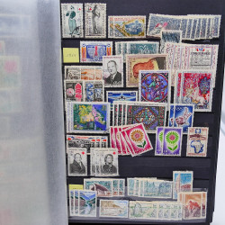 Lot massif de timbres de France oblitérés en 12 albums.