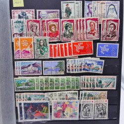 Lot massif de timbres de France oblitérés en 12 albums.