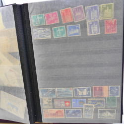 Lot massif de timbres de France oblitérés en 12 albums.