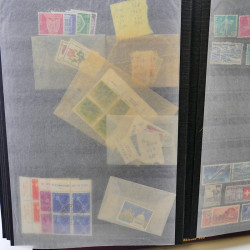 Lot massif de timbres de France oblitérés en 12 albums.