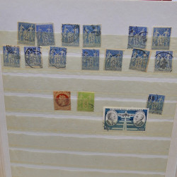 Lot massif de timbres de France oblitérés en 12 albums.