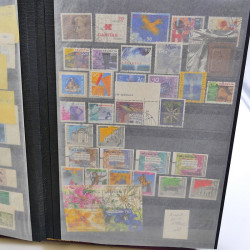 Lot massif de timbres de France oblitérés en 12 albums.