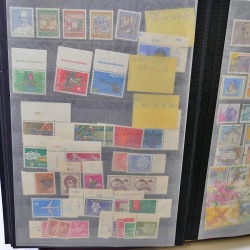 Lot massif de timbres de France oblitérés en 12 albums.