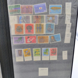 Lot massif de timbres de France oblitérés en 12 albums.
