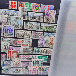 Lot massif de timbres de France oblitérés en 12 albums.