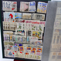 Lot massif de timbres de France oblitérés en 12 albums.