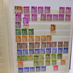 Lot massif de timbres de France oblitérés en 12 albums.