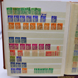 Lot massif de timbres de France oblitérés en 12 albums.