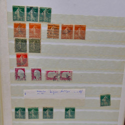 Lot massif de timbres de France oblitérés en 12 albums.