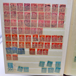Lot massif de timbres de France oblitérés en 12 albums.