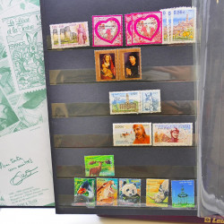 Lot massif de timbres de France oblitérés en 12 albums.