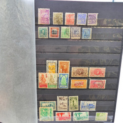 Lot massif de timbres de France oblitérés en 12 albums.