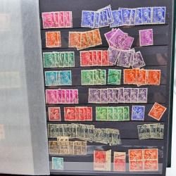 Lot massif de timbres de France oblitérés en 12 albums.
