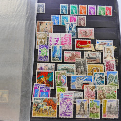 Lot massif de timbres de France oblitérés en 12 albums.