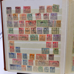 Lot massif de timbres de France oblitérés en 12 albums.