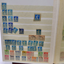 Lot massif de timbres de France oblitérés en 12 albums.