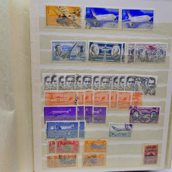 Lot massif de timbres de France oblitérés en 12 albums.