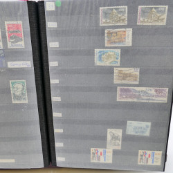 Lot massif de timbres de France oblitérés en 12 albums.