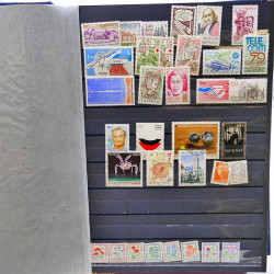 Lot massif de timbres de France oblitérés en 12 albums.