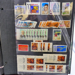 Lot massif de timbres de France oblitérés en 12 albums.