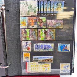 Lot massif de timbres de France oblitérés en 12 albums.