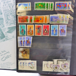 Lot massif de timbres de France oblitérés en 12 albums.