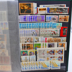 Lot massif de timbres de France oblitérés en 12 albums.