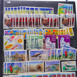 Lot massif de timbres de France oblitérés en 12 albums.