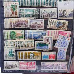 Lot massif de timbres de France oblitérés en 12 albums.