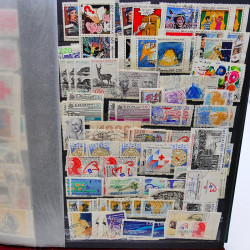 Lot massif de timbres de France oblitérés en 12 albums.
