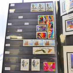 Lot massif de timbres de France oblitérés en 12 albums.