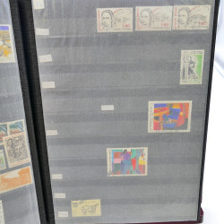 Lot massif de timbres de France oblitérés en 12 albums.