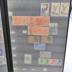 Lot massif de timbres de France oblitérés en 12 albums.