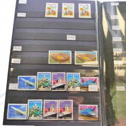 Lot massif de timbres de France oblitérés en 12 albums.
