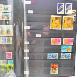 Lot massif de timbres de France oblitérés en 12 albums.