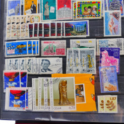 Lot massif de timbres de France oblitérés en 12 albums.