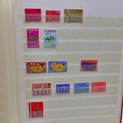Lot massif de timbres de France oblitérés en 12 albums.