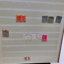Lot massif de timbres de France oblitérés en 12 albums.