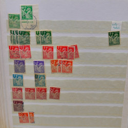 Lot massif de timbres de France oblitérés en 12 albums.