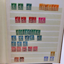 Lot massif de timbres de France oblitérés en 12 albums.