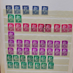 Lot massif de timbres de France oblitérés en 12 albums.
