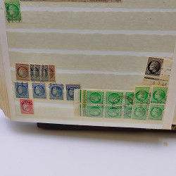 Lot massif de timbres de France oblitérés en 12 albums.