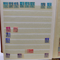 Lot massif de timbres de France oblitérés en 12 albums.