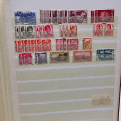 Lot massif de timbres de France oblitérés en 12 albums.