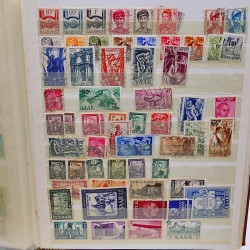 Lot massif de timbres de France oblitérés en 12 albums.