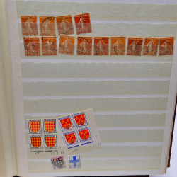 Lot massif de timbres de France oblitérés en 12 albums.