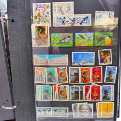 Lot massif de timbres de France oblitérés en 12 albums.
