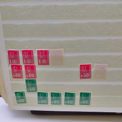 Lot massif de timbres de France oblitérés en 12 albums.
